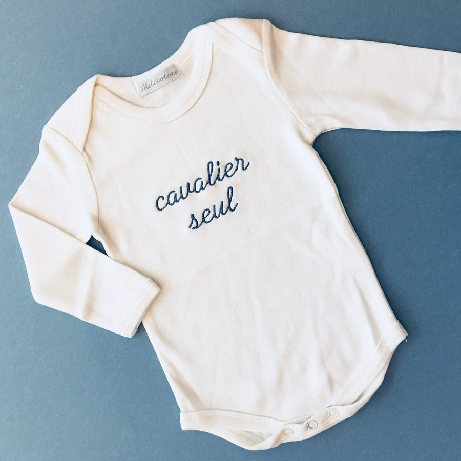Body personnalisé — typographie Alamano